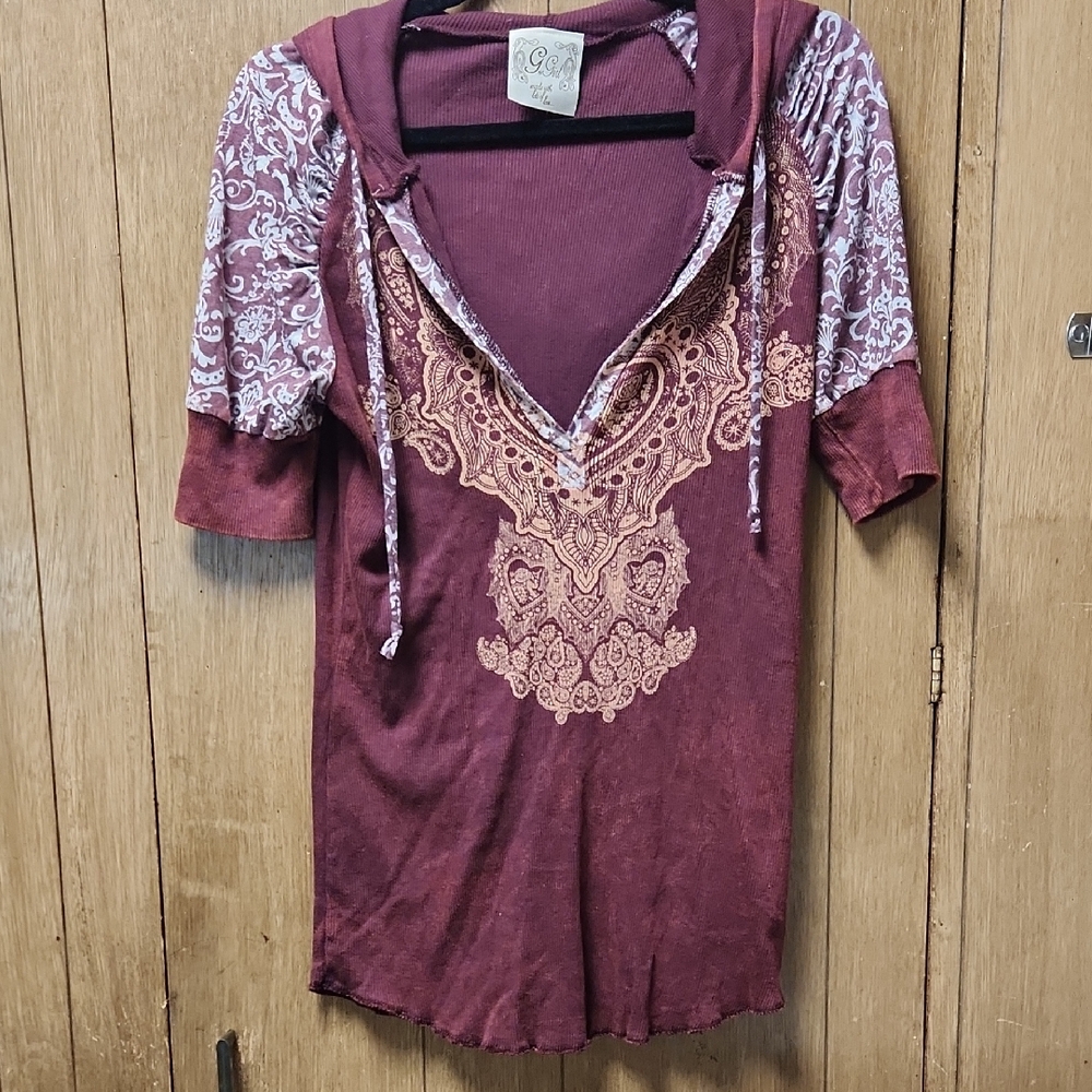 Short Sleeve Burgundy Hoodie with Intricate Pattern